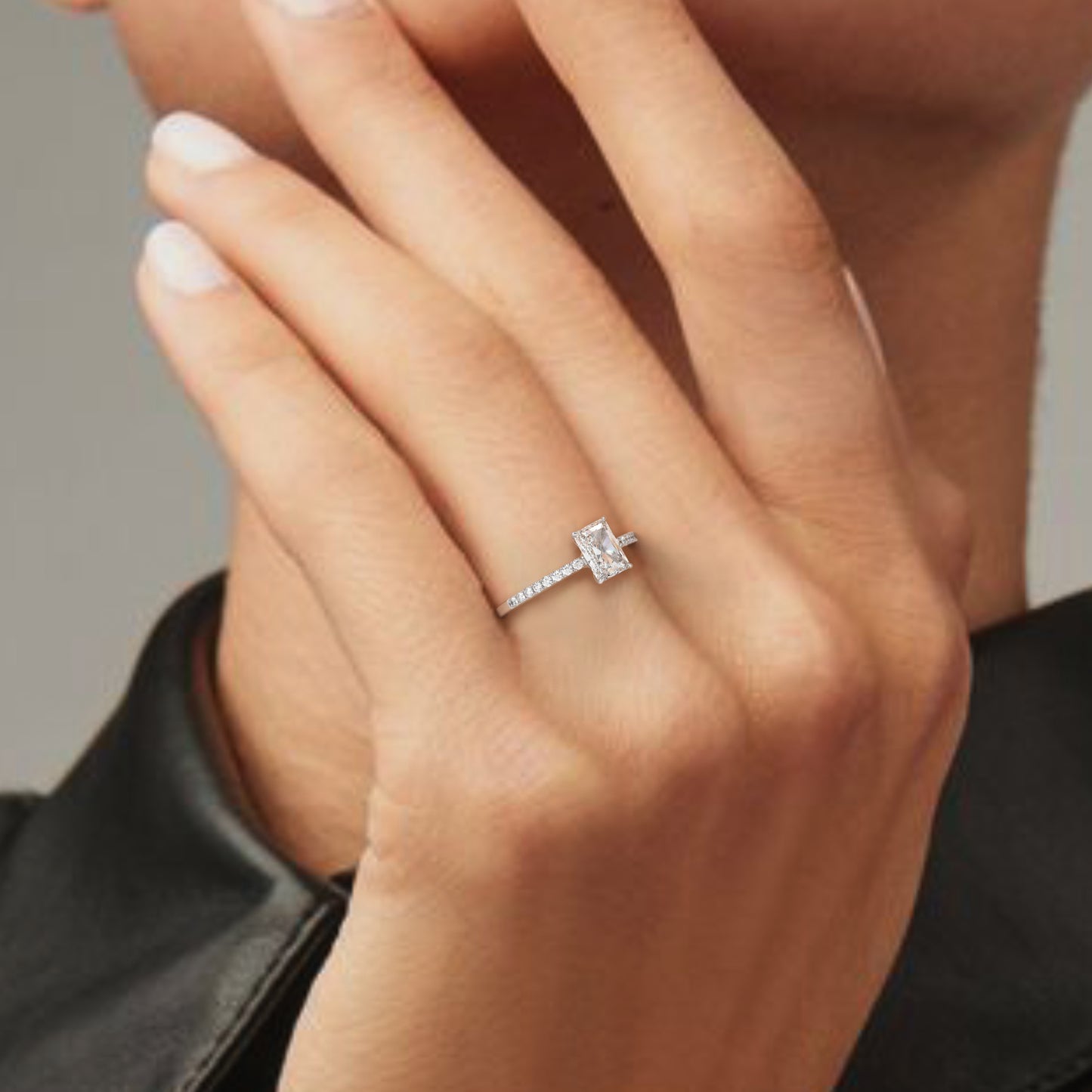 Pierścionek z Białego Złota 18k z Diamentem o Szlifie Radiant i Obrączką Pavé