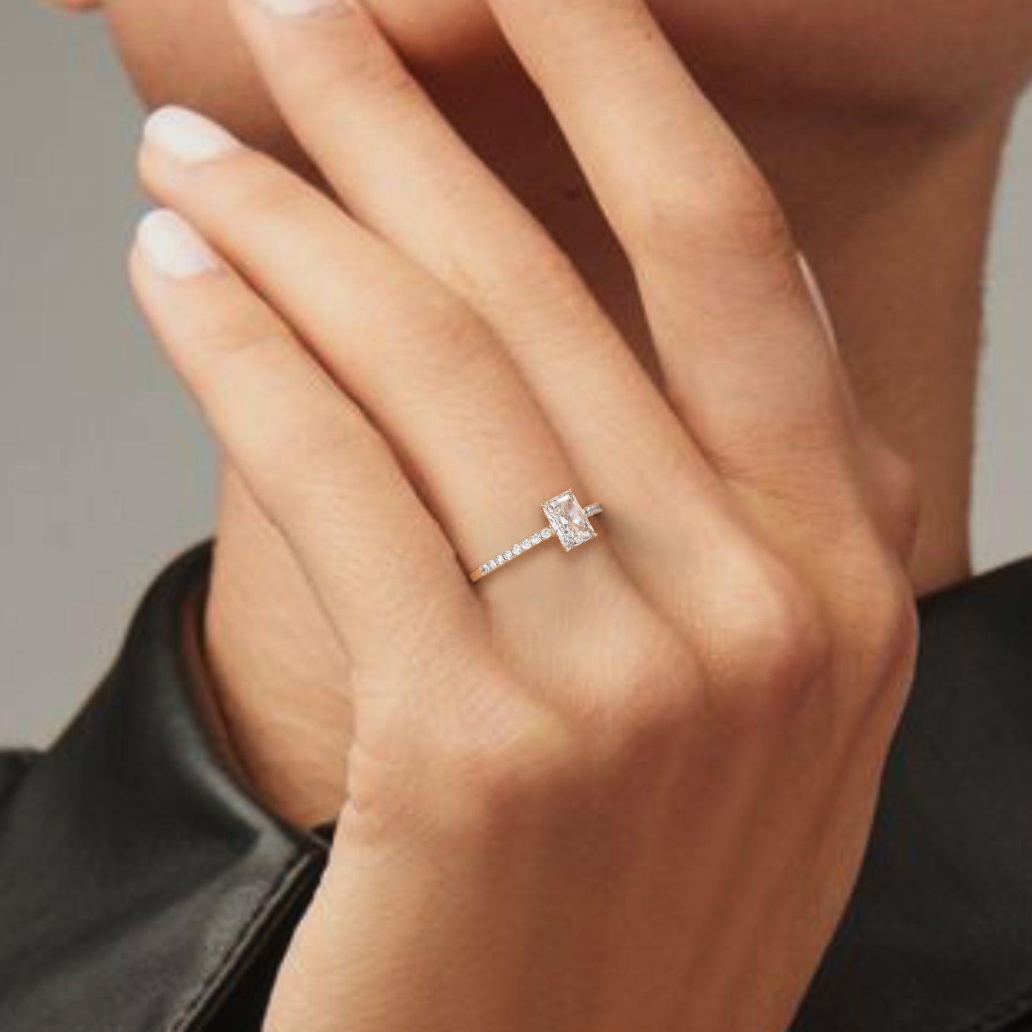 Pierścionek z Żółtego Złota 18k z Diamentem o Szlifie Radiant i Obrączką Pavé