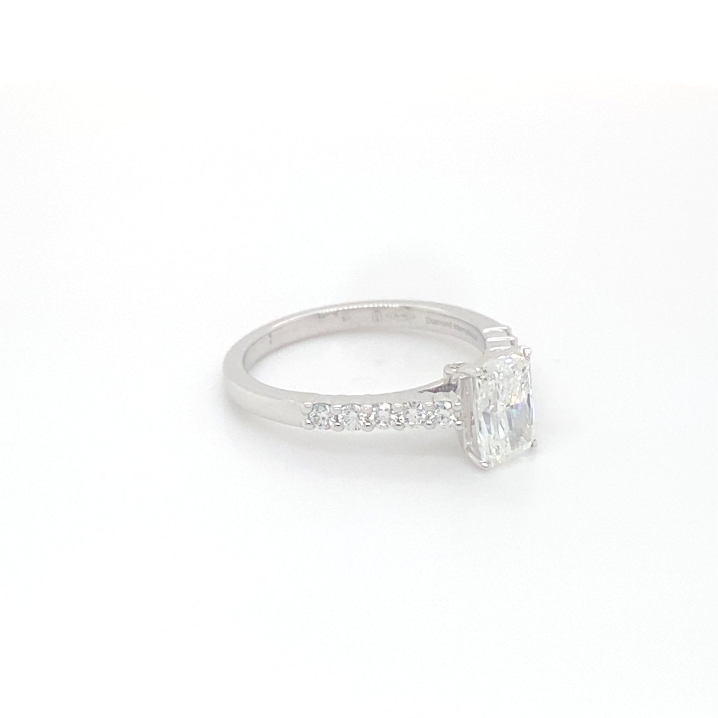 Pierścionek z Białego Złota 18k z Radiantem 1.05 ct i Osadą Pavé 0.62 ct