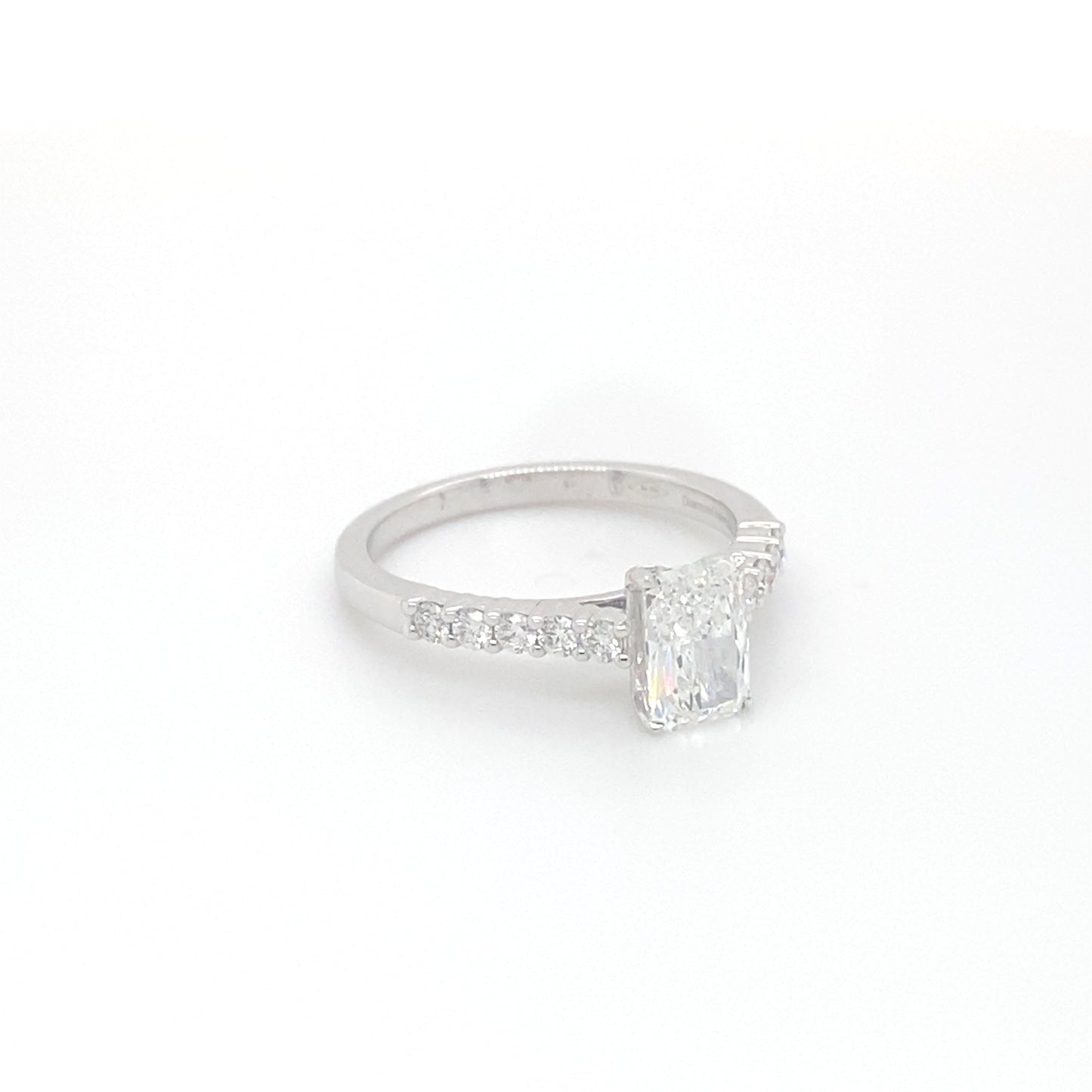 Pierścionek z Białego Złota 18k z Radiantem 1.05 ct i Osadą Pavé 0.62 ct
