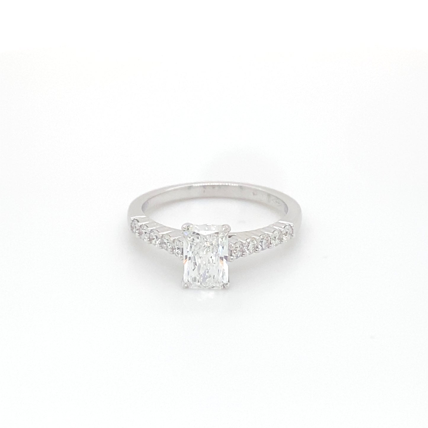 Pierścionek z Białego Złota 18k z Radiantem 1.05 ct i Osadą Pavé 0.62 ct