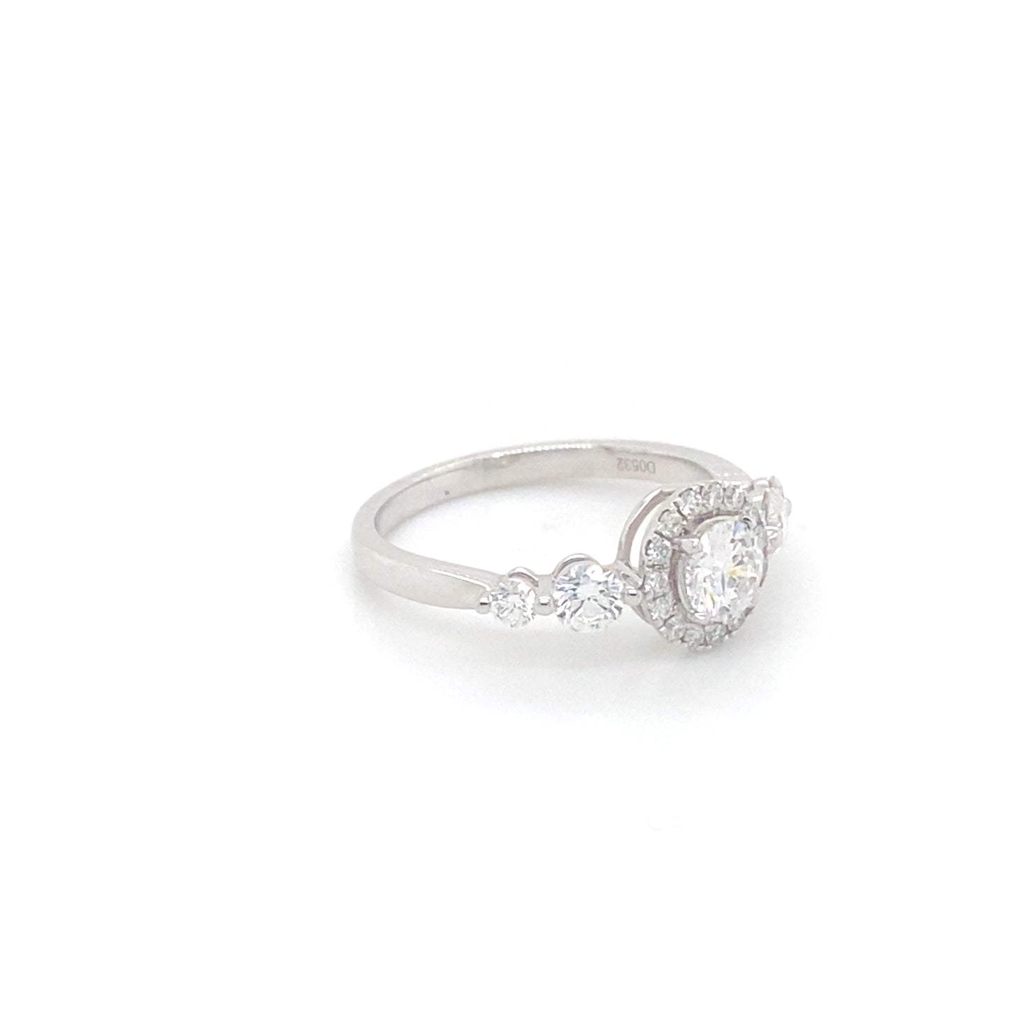 Pierścionek z Białego Złota 18k z Diamentem Halo 0.41 ct, Bocznymi Diamentami i Certyfikatem GIA