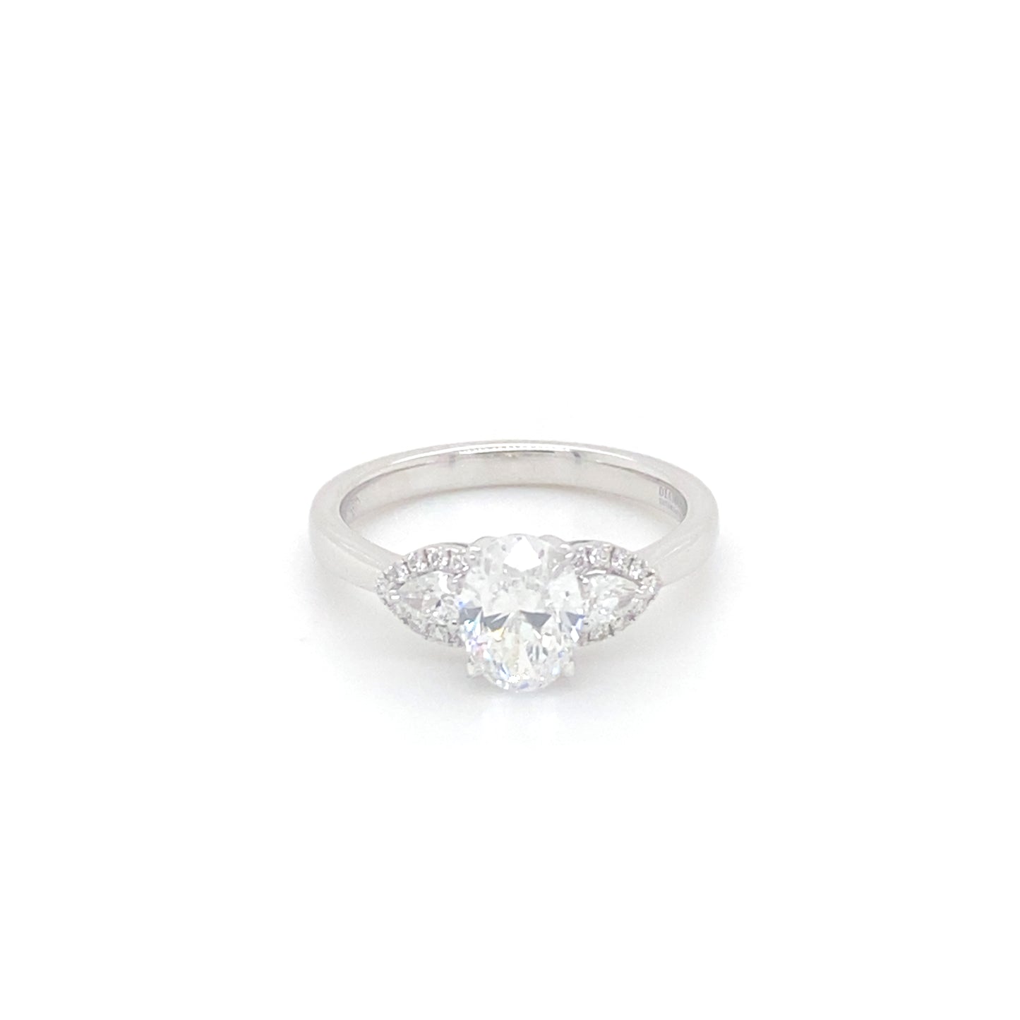 Pierścionek z Białego Złota 18k z Owalnym Diamentem 1.08 ct i Bocznymi Diamentami Gruszkowymi 0.56 ct