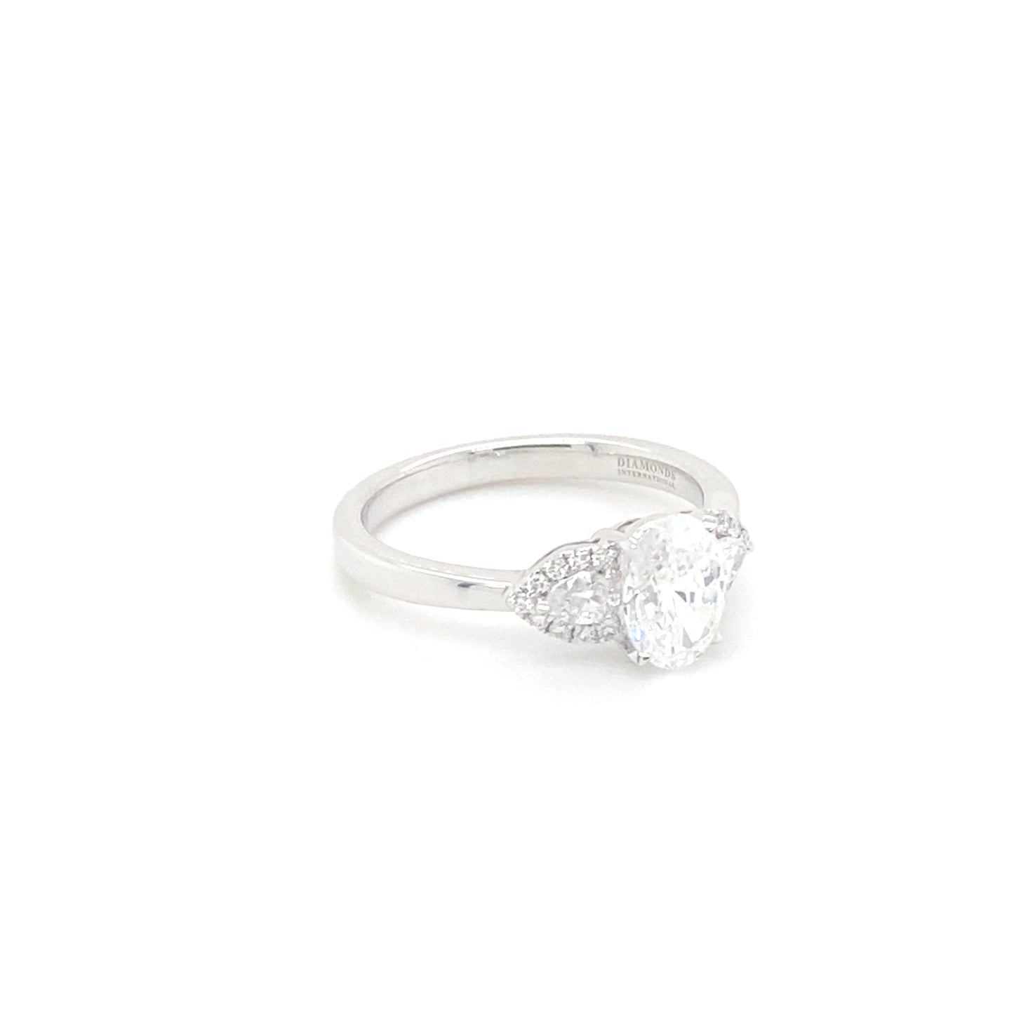 Pierścionek z Białego Złota 18k z Owalnym Diamentem 1.08 ct i Bocznymi Diamentami Gruszkowymi 0.56 ct