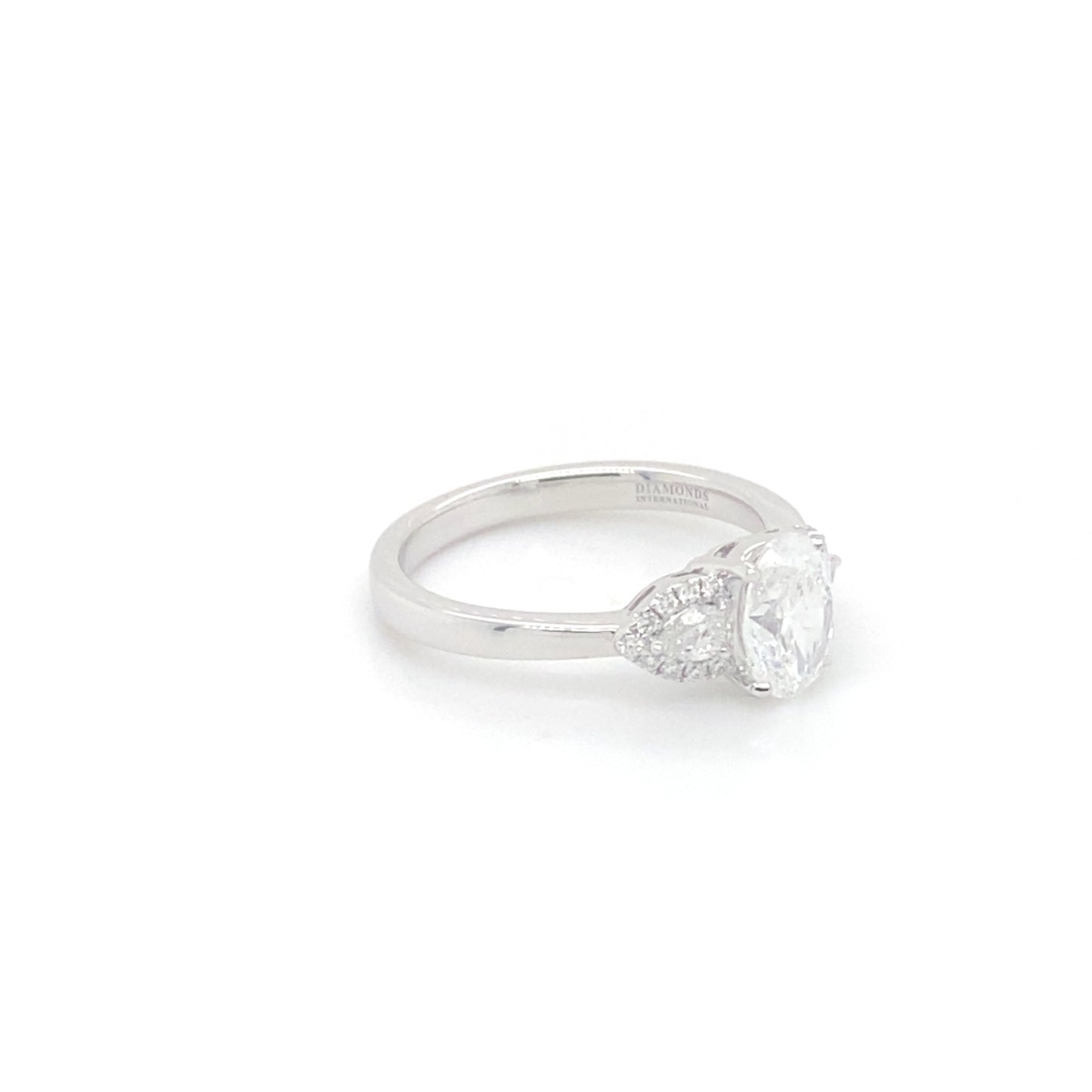 Pierścionek z Białego Złota 18k z Owalnym Diamentem 1.08 ct i Bocznymi Diamentami Gruszkowymi 0.56 ct