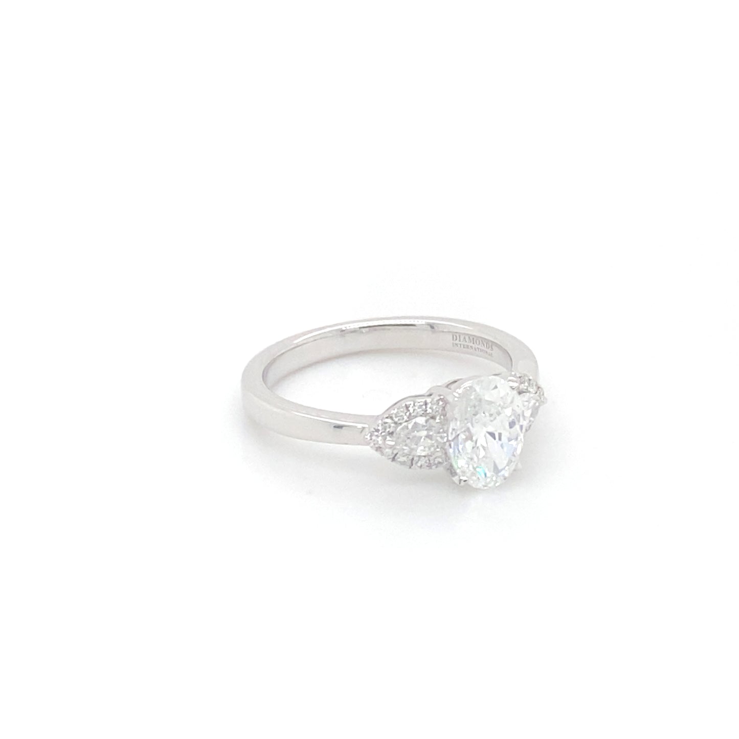 Pierścionek z Białego Złota 18k z Owalnym Diamentem 1.08 ct i Bocznymi Diamentami Gruszkowymi 0.56 ct