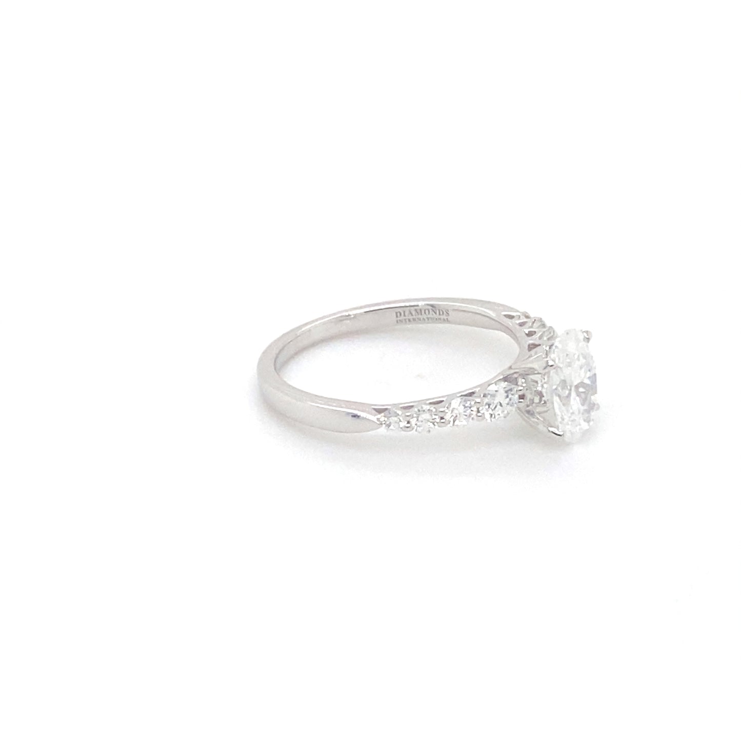 Pierścionek z Białego Złota 18k z Owalnym Diamentem 1.03 ct i Osadą Pavé 0.55 ct