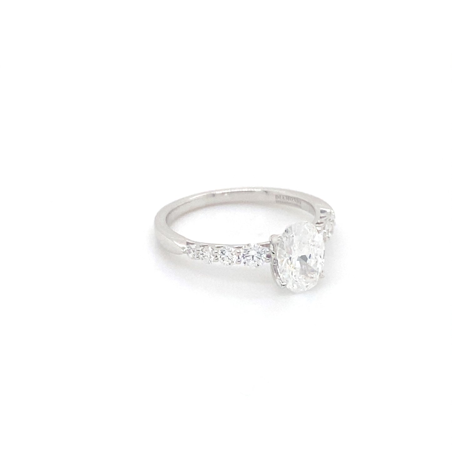 Pierścionek z Białego Złota 18k z Owalnym Diamentem 1.03 ct i Osadą Pavé 0.55 ct