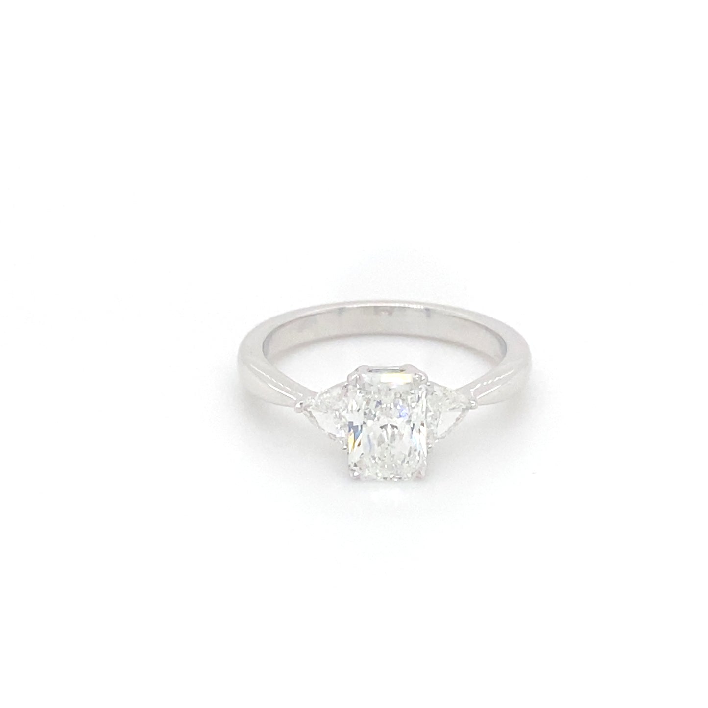Pierścionek z Białego Złota 18k z Centralnym Diamentem Radiant i Dwoma Bocznymi Diamentami w Kształcie Trójkąta