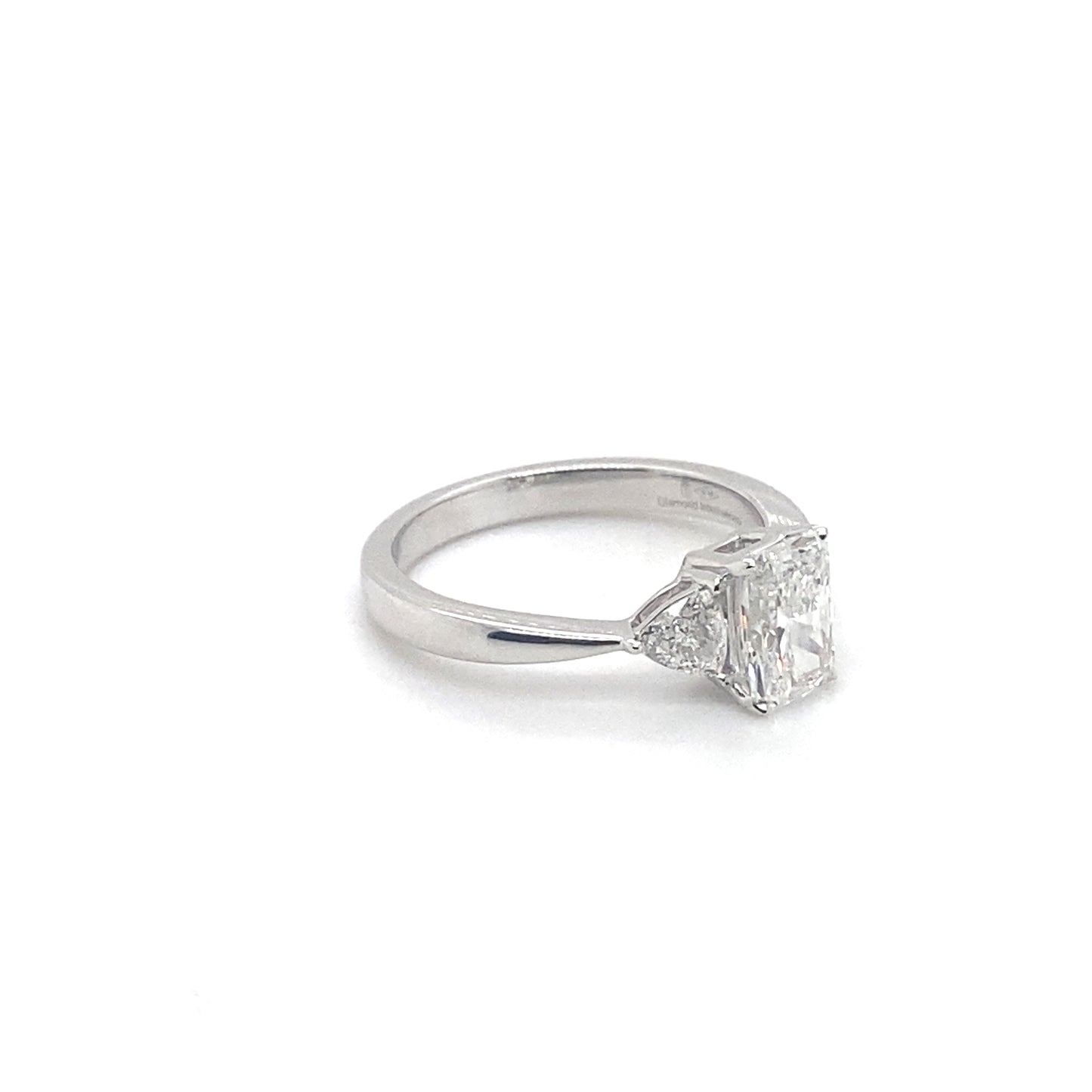 Pierścionek z Białego Złota 18k z Centralnym Diamentem Radiant i Dwoma Bocznymi Diamentami w Kształcie Trójkąta
