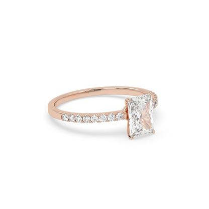 Pierścionek z Różowego Złota 18k z Diamentem o Szlifie Radiant i Obrączką Pavé