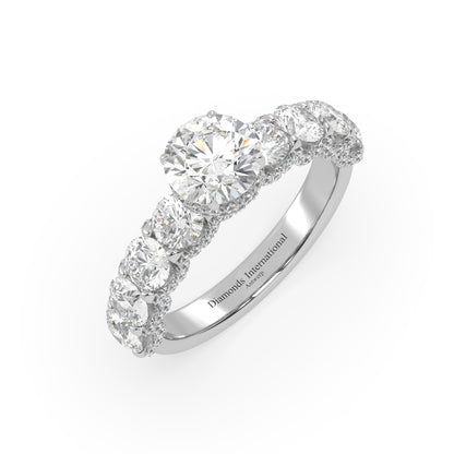 Pierścionek z Białego Złota 18k z Laboratoryjnym Okrągłym Diamentem, Bocznymi Diamentami i Diamentami Pod Pazurami