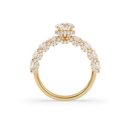 Pierścionek z Żółtego Złota 18k z Laboratoryjnym Okrągłym Diamentem, Bocznymi Diamentami i Diamentami Pod Pazurami