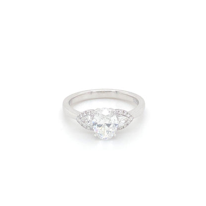 Pierścionek z Białego Złota 18k z Owalnym Diamentem 1.08 ct i Bocznymi Diamentami Gruszkowymi 0.56 ct