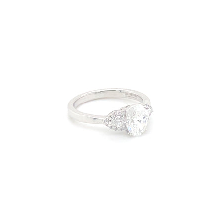 Pierścionek z Białego Złota 18k z Owalnym Diamentem 1.08 ct i Bocznymi Diamentami Gruszkowymi 0.56 ct