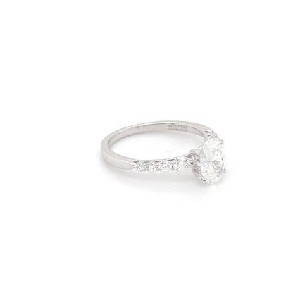 Pierścionek z Białego Złota 18k z Owalnym Diamentem 1.03 ct i Osadą Pavé 0.55 ct