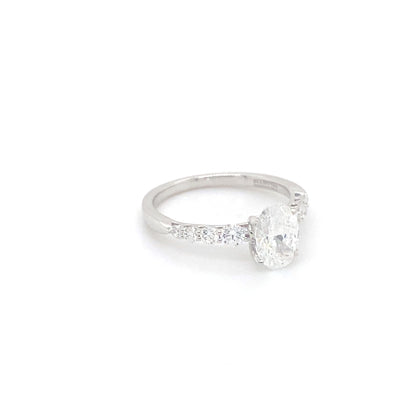 Pierścionek z Białego Złota 18k z Owalnym Diamentem 1.03 ct i Osadą Pavé 0.55 ct
