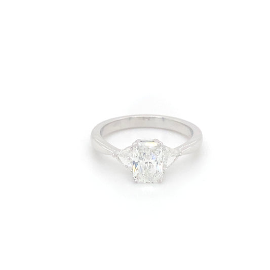 Pierścionek z Białego Złota 18k z Centralnym Diamentem Radiant i Dwoma Bocznymi Diamentami w Kształcie Trójkąta