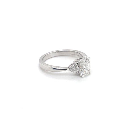 Pierścionek z Białego Złota 18k z Centralnym Diamentem Radiant i Dwoma Bocznymi Diamentami w Kształcie Trójkąta